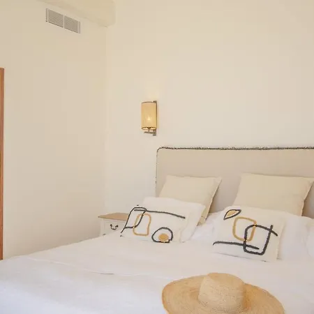 | Vue Infinie & Piscine A Debordement ヴィラ