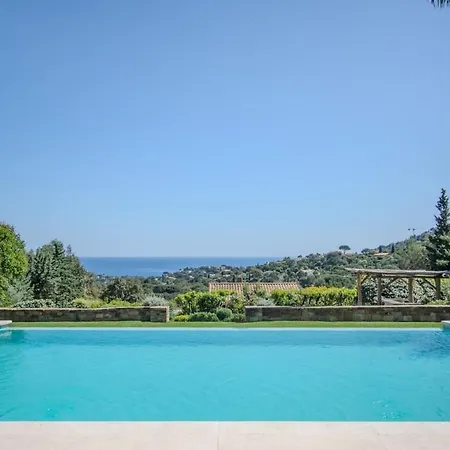 | Vue Infinie & Piscine A Debordement キャバレール・シュル・メール