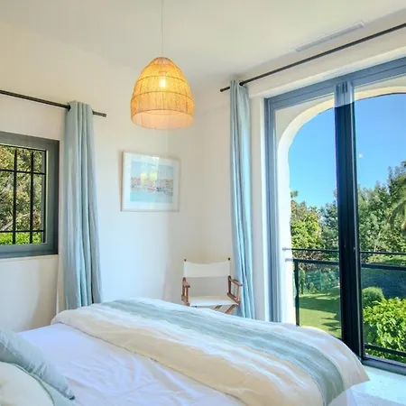 | Vue Infinie & Piscine A Debordement ヴィラ